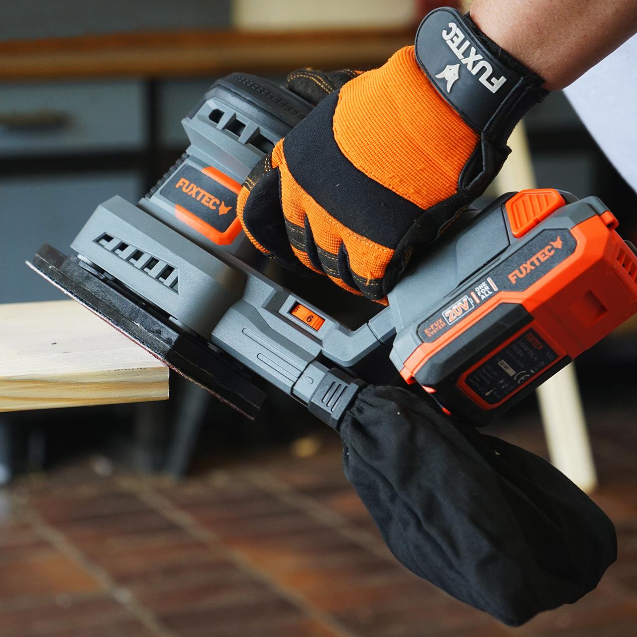 Akumulatorowa szlifierka oscylacyjna FUXTEC 20V FX-E1MS20 SET z 1 akumulatorem 2Ah, 1 ladowarka 1A