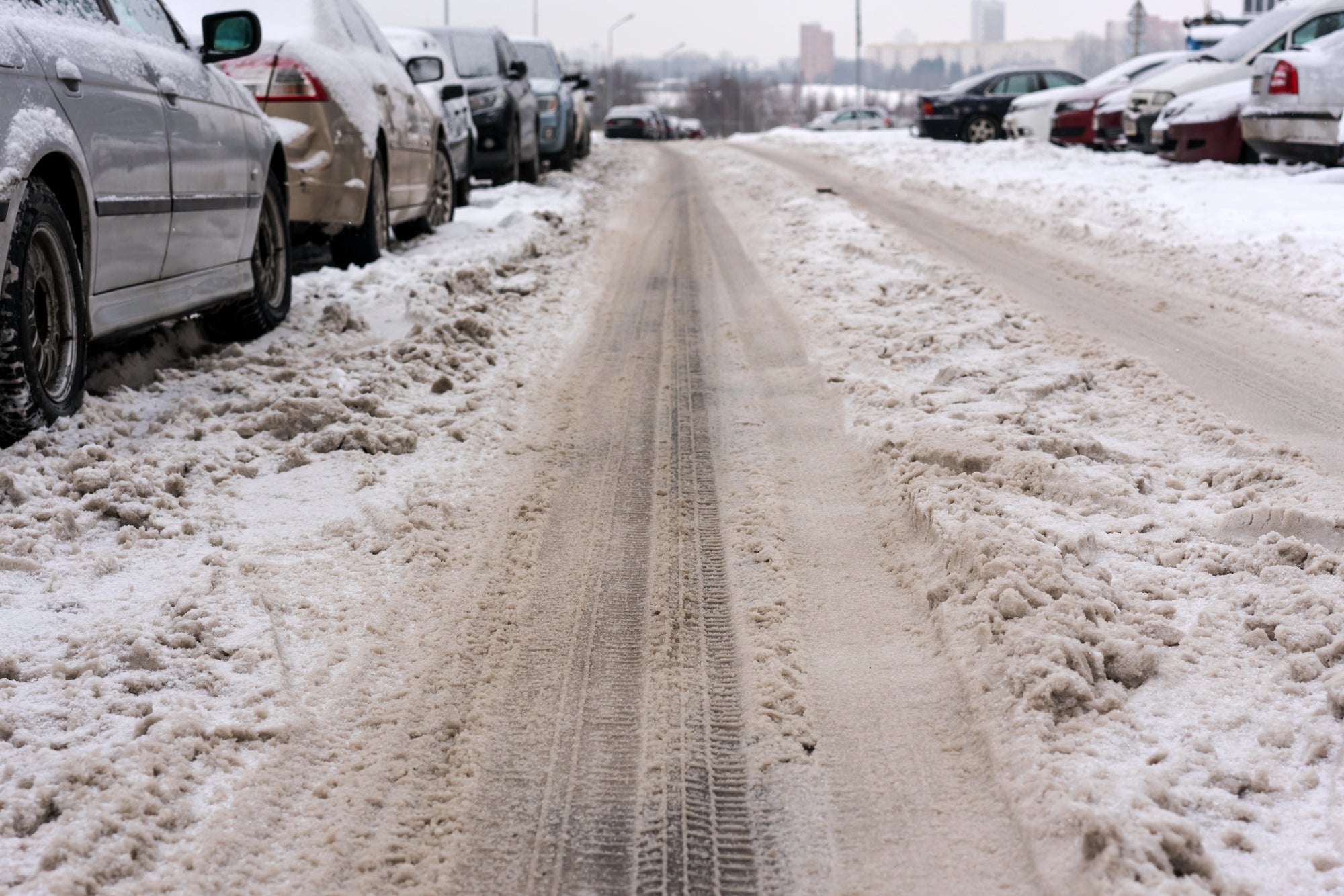 Streusalz auf Schnee: So wendest du es richtig an – für sichere Wege und Einfahrten