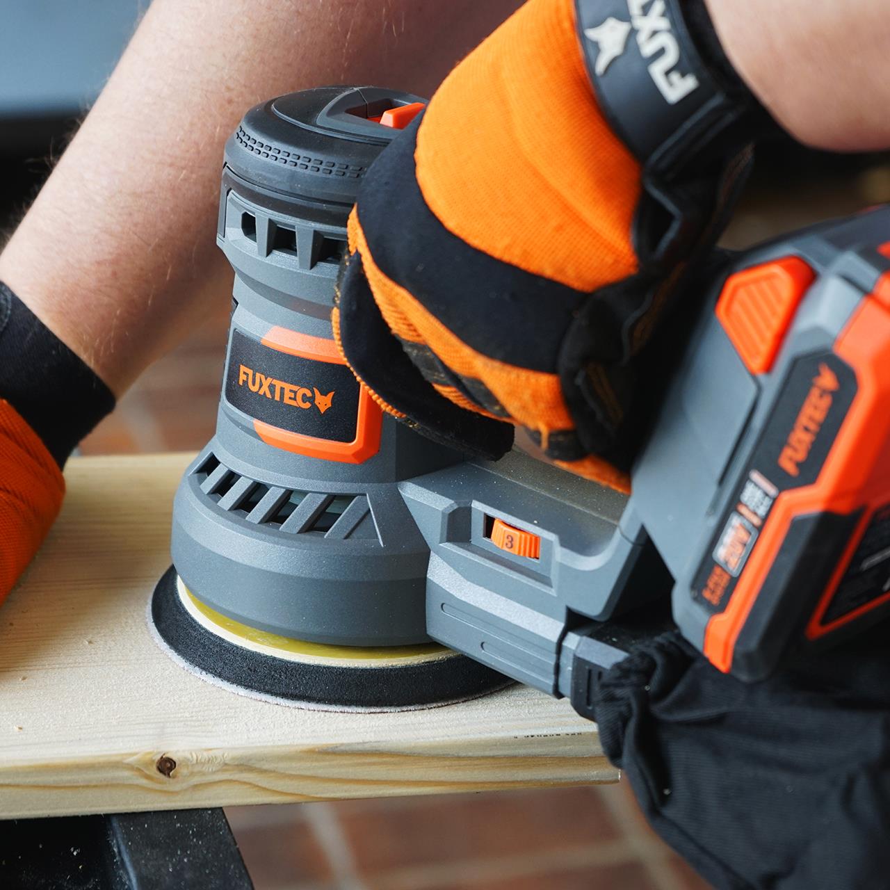 Akumulatorowa szlifierka oscylacyjna FUXTEC 20V FX-E1RS20 SET z 1 akumulatorem 2Ah, 1 ladowarka 1A