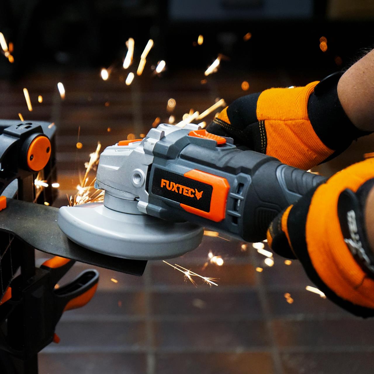 Akumulatorowa szlifierka katowa FUXTEC 20V FX-E1WS20 SET z 1 x akumulator 2Ah, 1 x ladowarka 1A